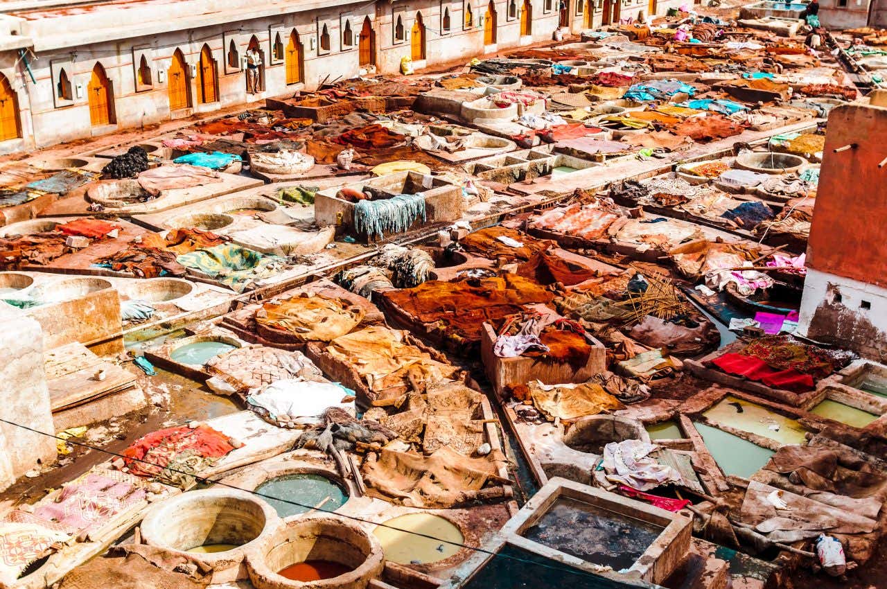 Vue sur les bassins où le cuir est trempé dans des produits naturels, une visite à faire à Marrakech