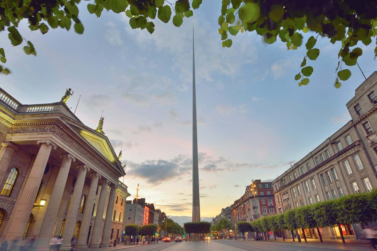 Lo Spire di O' Connell Street visto da terra al tramonto