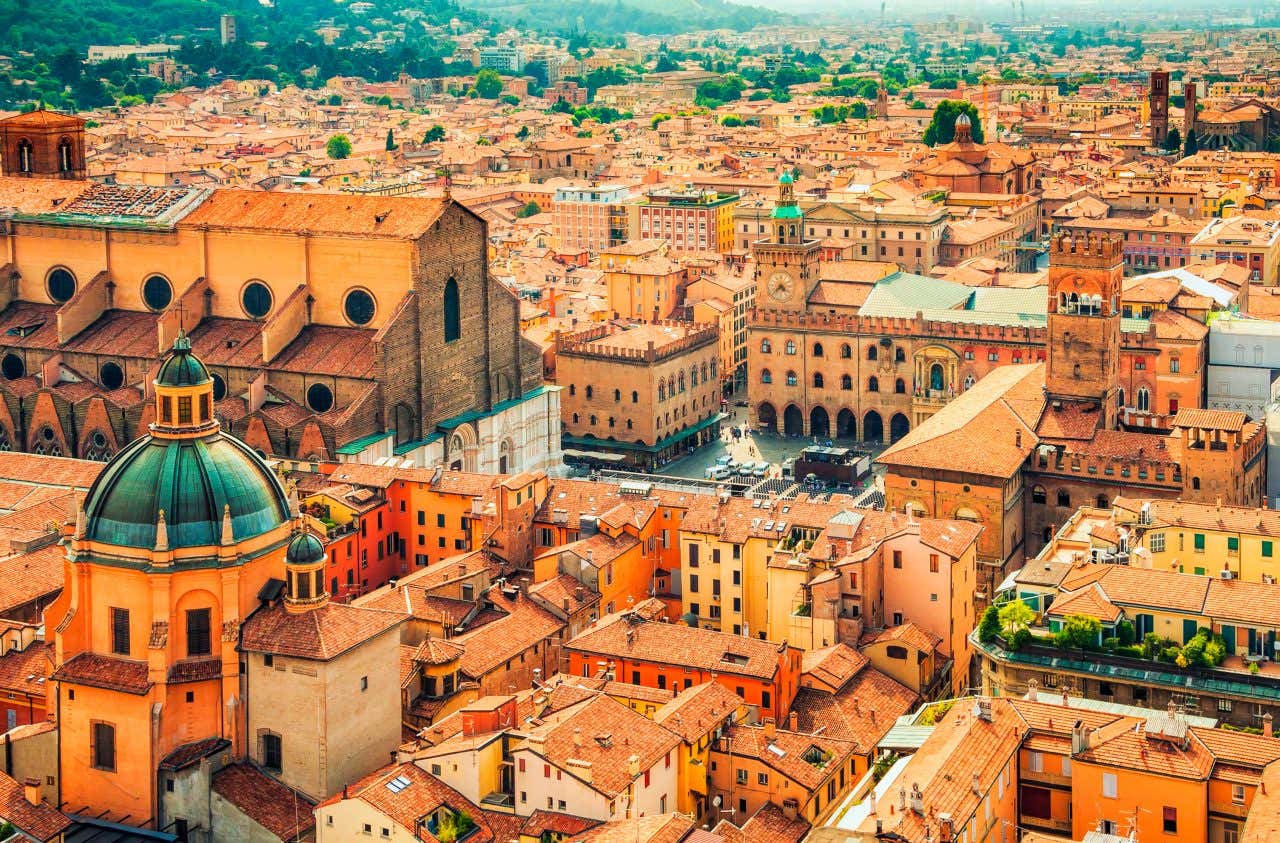 Vue sur la Piazza Maggiore entourée de bâtiments aux couleurs chaudes 