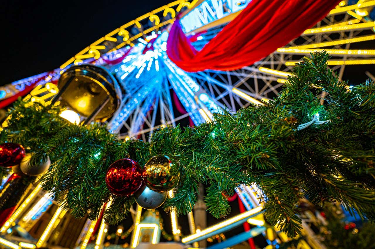 Décorations devant la grande roue de Lille, qui a l'un des meilleurs marchés de Noël de France