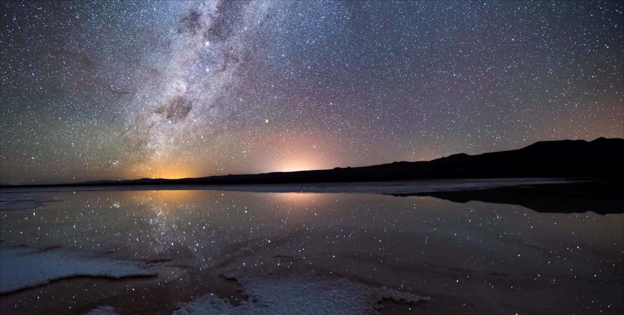 Noite no deserto do Atacama iluminada por muitas estrelas