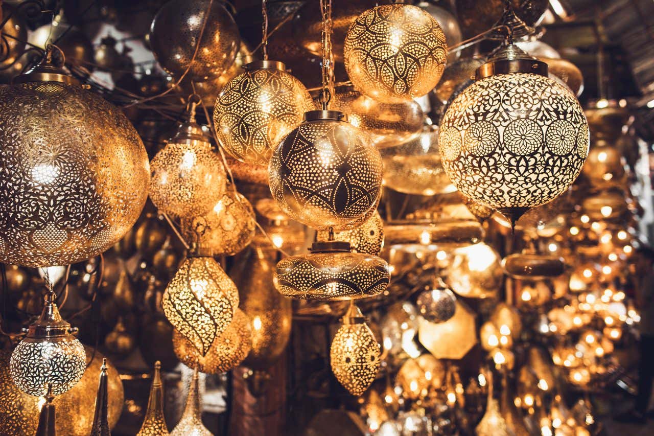 Lanternes traditionnelles dans un souk de Marrakech, l'une des meilleures visite à faire dans la ville