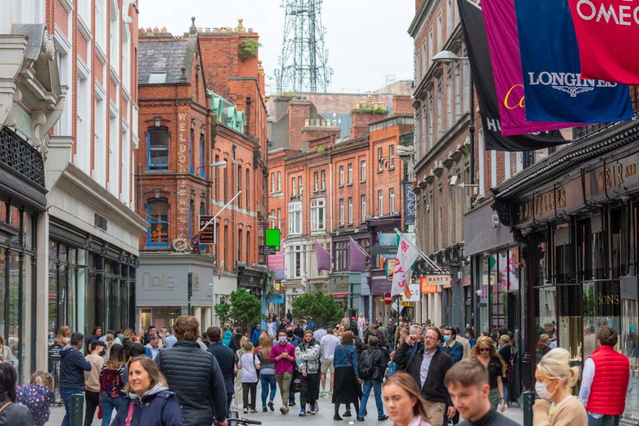 Grafton Street di Dublino affollata in una giornata grigia