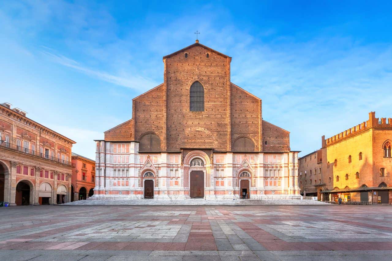 Esplanade devant la Basilique San Petronio de Bologne