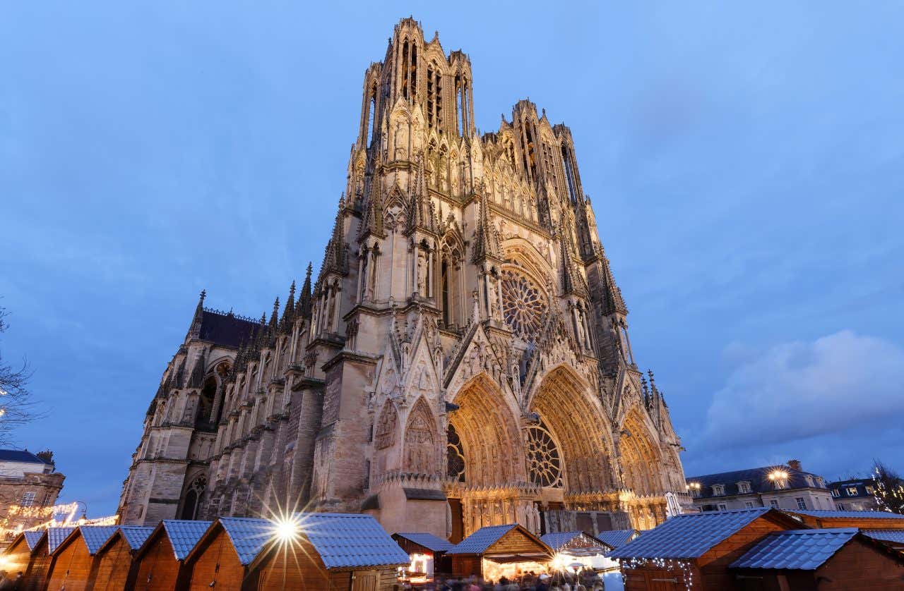 Cathédrale de Reims avec les chalets en bois du marché de Noël, l'un des plus beaux de France