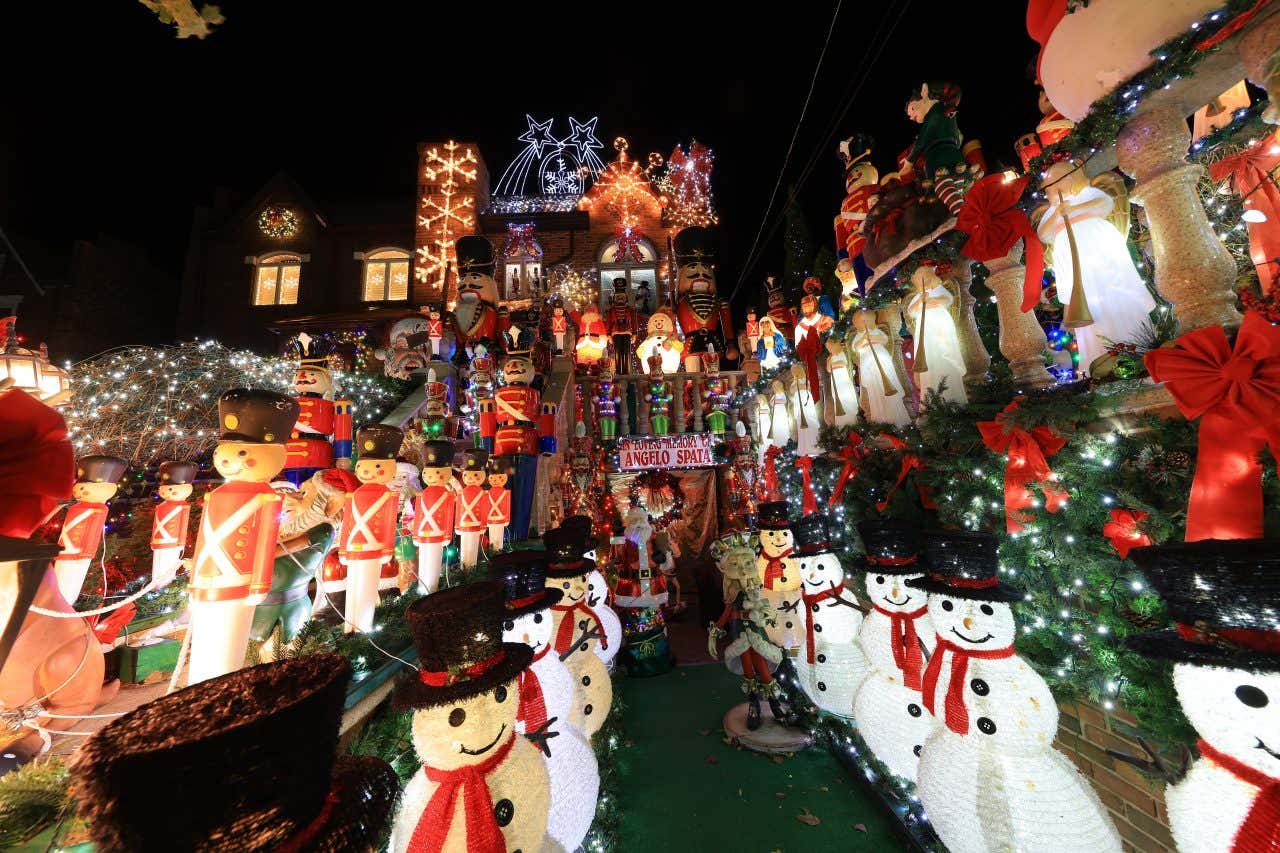 Illuminations de Noël du quartier Dyker Heights avec des personnages et des bonhommes de neiges, un incontournable de Noël à New York