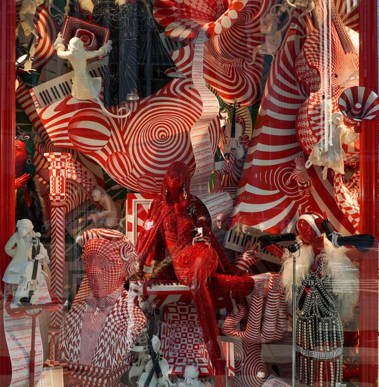 Vitrine de Noël à New York avec des personnages et des objets rouges et blancs