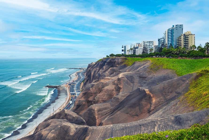 El malecón de Miraflores en Lima, con vista al océano Pacífico