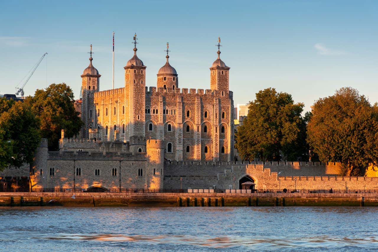 Vue panoramique sur la Tour de Londres depuis la Tamise