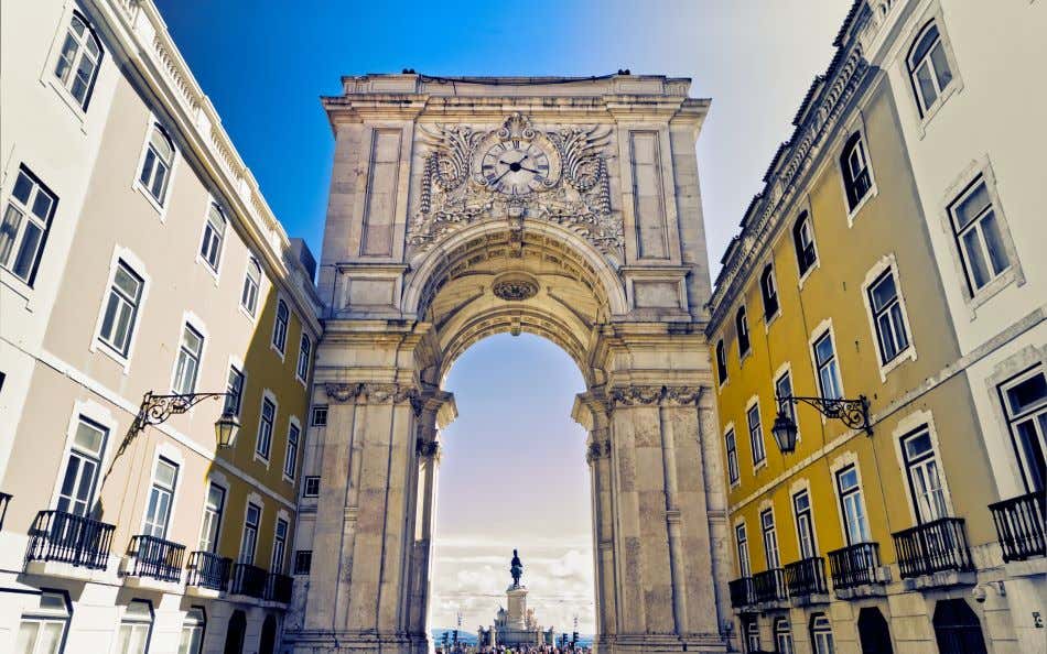 A view of the Rua Augusta Arch with the equestrian statue of King José I seen through it.