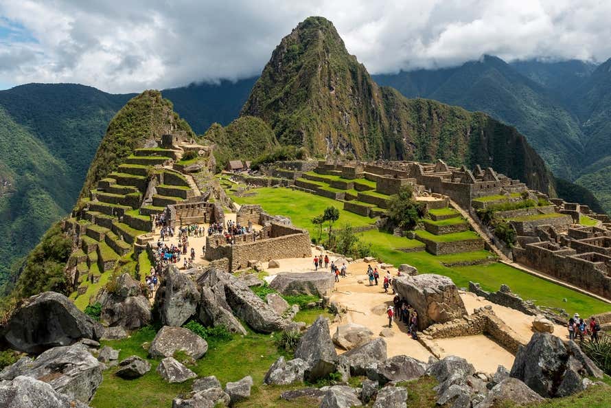 Vista panorámica de Machu Picchu, un lugar imprescindible que ver en Perú