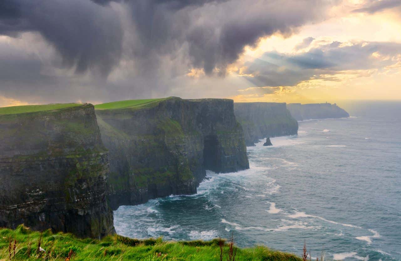 Le Cliffs of Moher al tramonto in una giornata nuvolosa