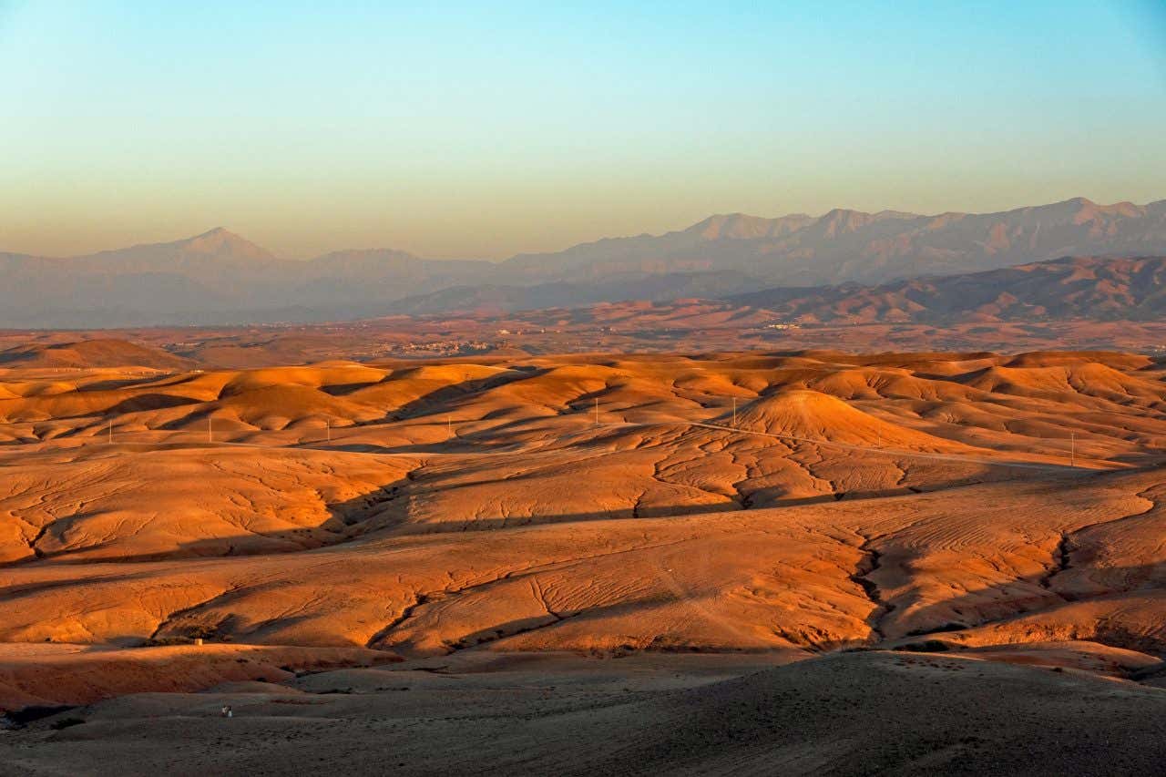 Coucher de soleil sur le désrt d'Agafay, une excursion à faire lors de votre voyage à Marrakech