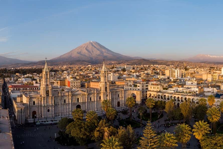 Vista aérea de la Plaza de Armas de Arequipa con la catedral y el volcán Misti de fondo