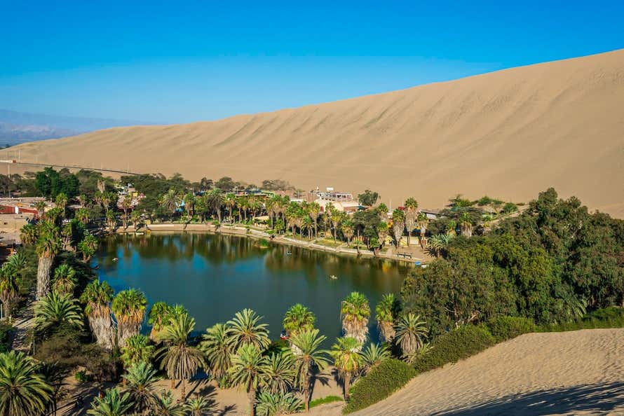 Un oasis en el desierto de Perú rodeado de palmeras