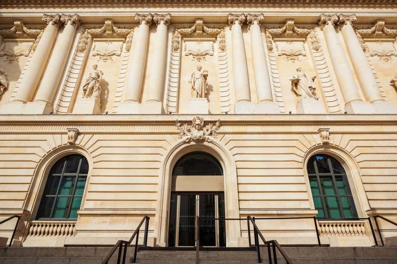 Façade du Musée d’Arts de Nantes avec ses colonnes et statues, une des meilleures choses à faire à Nantes