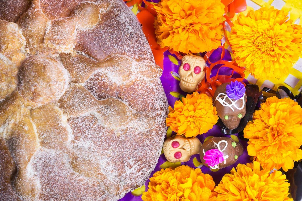 Pan de muertos, calaveras de azúcar et fleurs de cempasúchil, des offrandes typiques du Día de Muertos