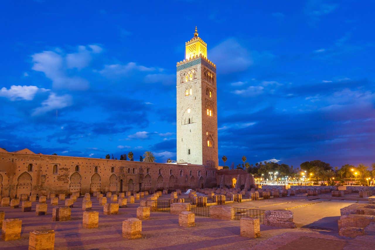 La mosquée Koutoubia de Marrakech à la tombée de la nuit, l'une des plus belles mosquées au monde