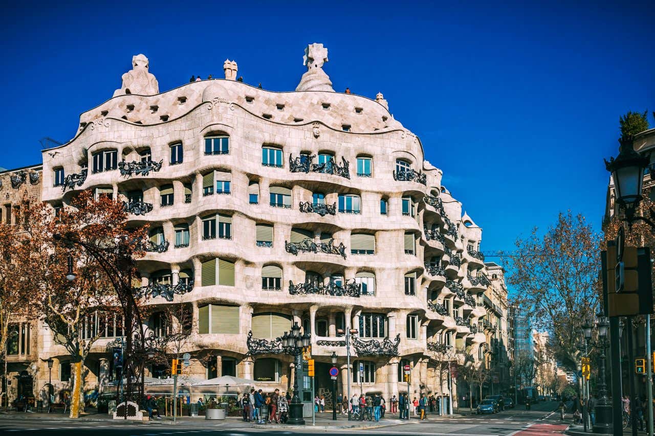 Fachada ondulada icônica da Casa Milà em um dia ensolarado