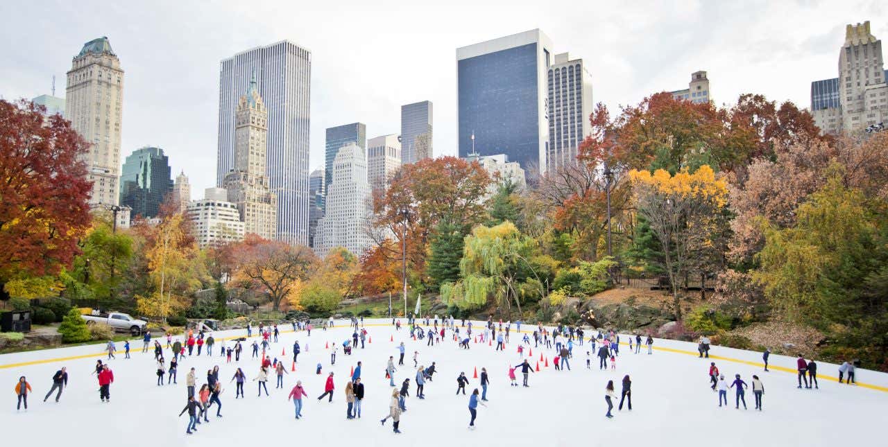 Patinoire dans Central Park avec les gratte-ciels de Manhattan en arrière-plan