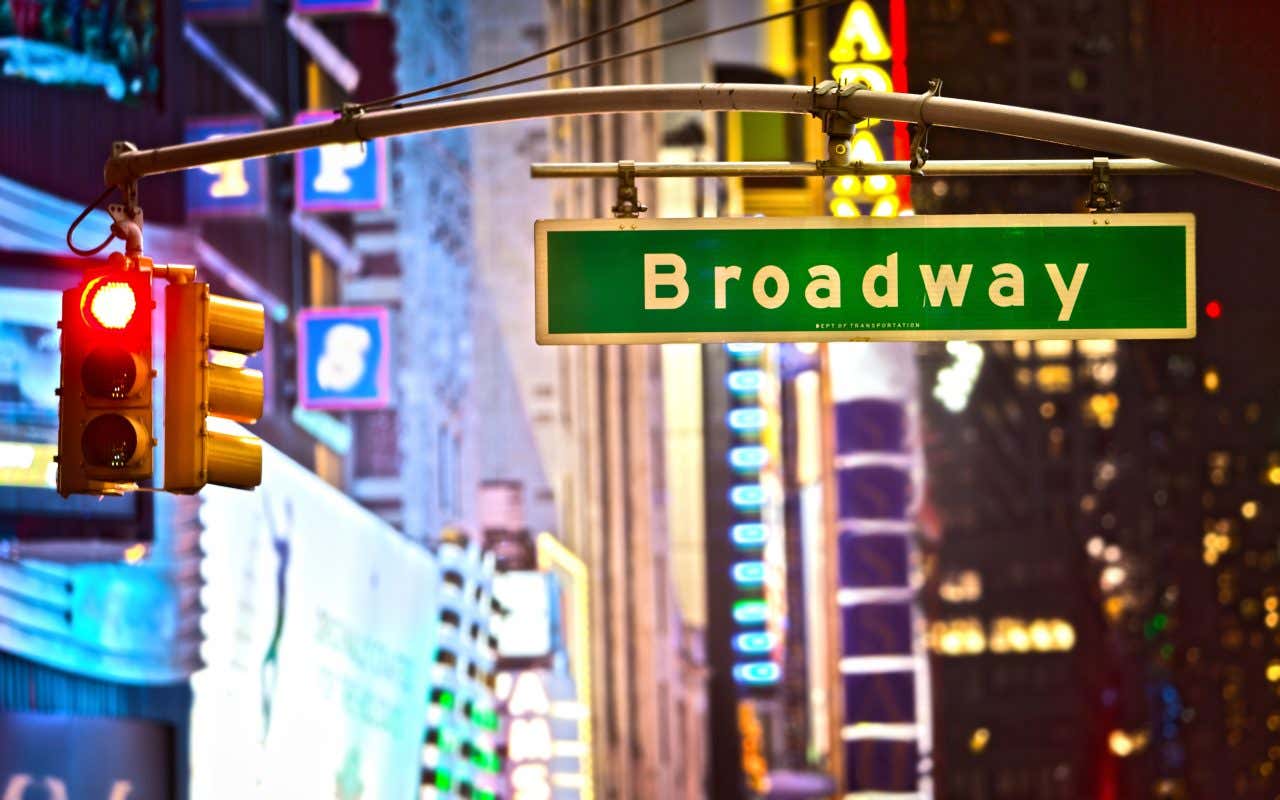 Feu de signalisation avec un panneau "Broadway" à New York