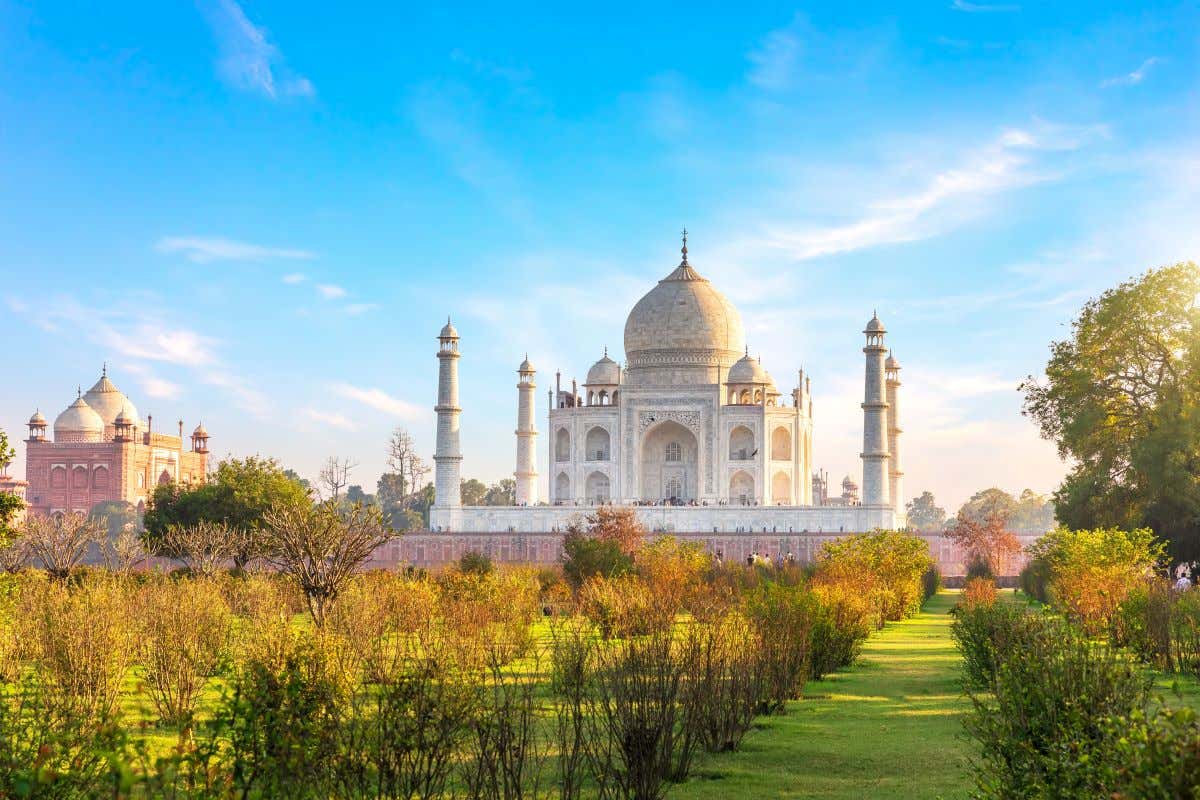 Los exuberantes jardines frente al mausoleo de Taj Mahal