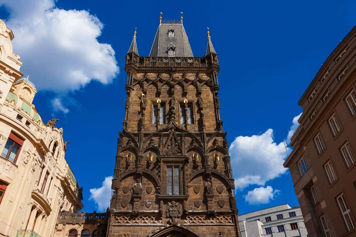 Torre de la Pólvora, um edifício histórico com vários brasões decorando sua fachada em um dia ensolarado