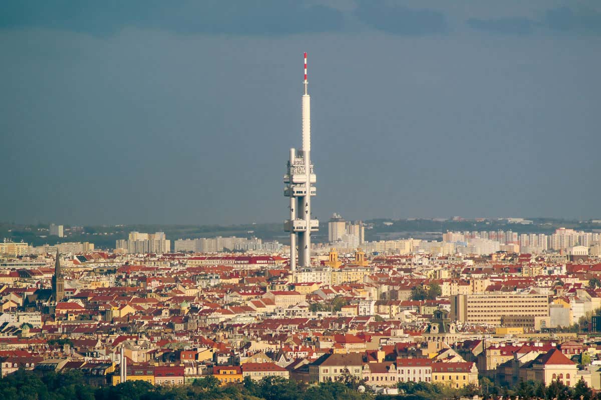 O arranha-céu da Torre de Televisão de Žižkov, cercado por edifícios