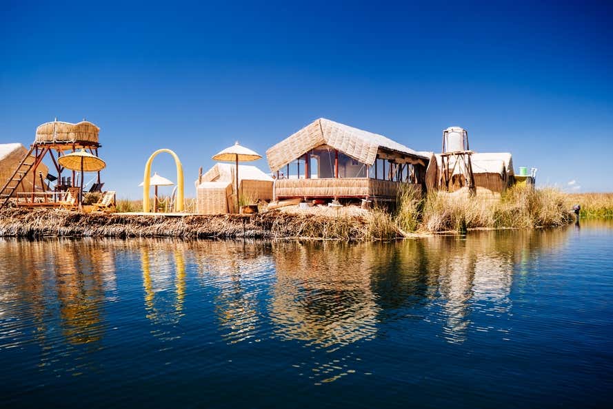 Una isla flotante de totora en el Lago Titicaca en Perú