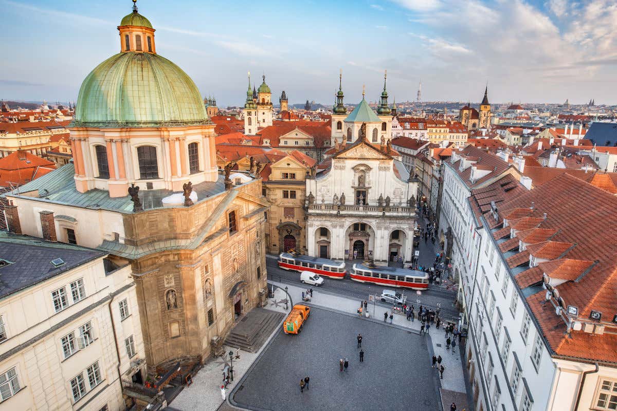 Vista aérea del centro histórico de Praga con varias iglesias y torres