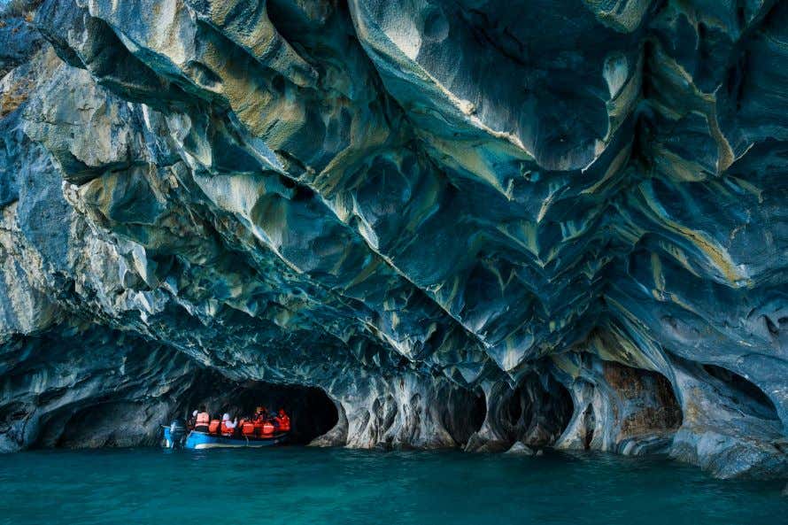 Una embarcación explorando las cavernas de mármol en el lago General Carrera