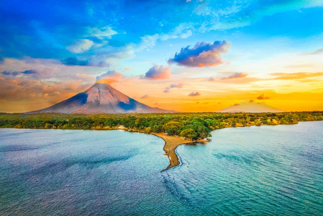 Panorámica de la isla de Ometepe, con un volcán al fondo, al atardecer