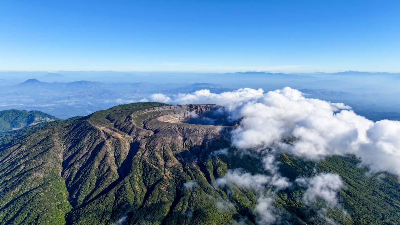 Vista aérea panorámica del volcán de Santa Ana, en El Salvador, un día soleado