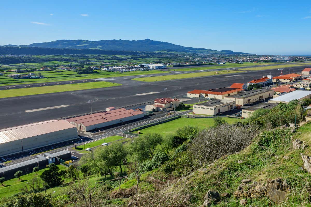 Pista del aeropuerto de la isla Terceira, en Azores, con unas verdes montañas de fondo