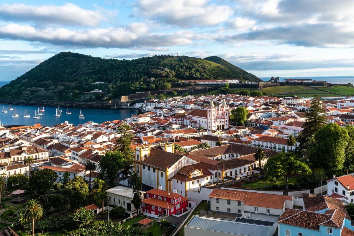 Vista aérea de Angra do Heroísmo, la capital de la isla Terceira, en Azores, destacando los campanarios blancos y rosas de la Catedral del Santo Salvador