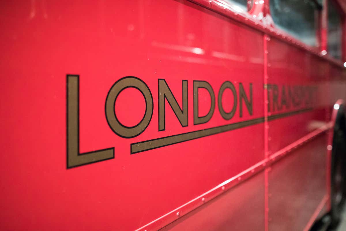 Vista detalle del lateral de un autobús rojo de Londres