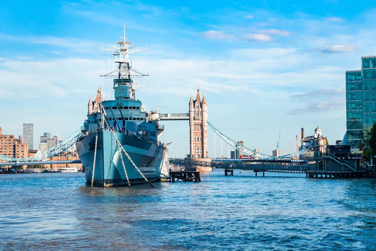 HMS Belfast, un barco militar, en mitad del río Támesis y frente al London Bridge