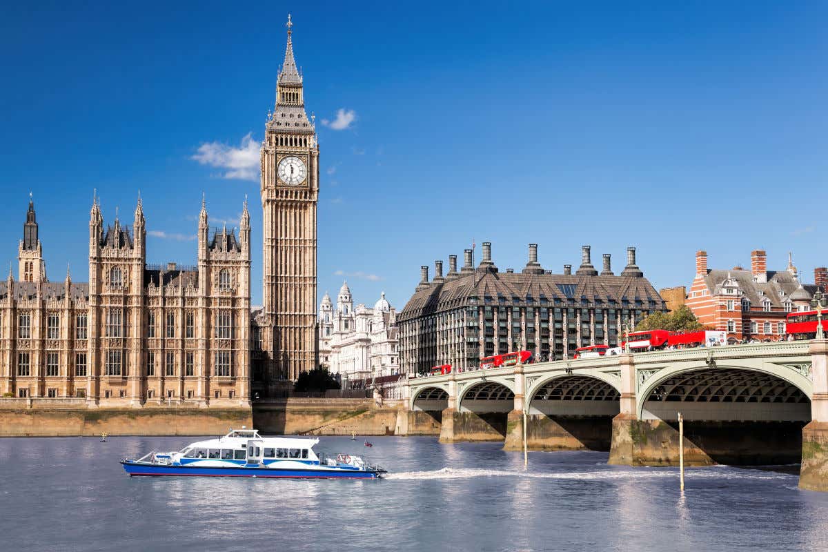 Un barco pasando bajo un puente del Támesis y frente al Big Ben