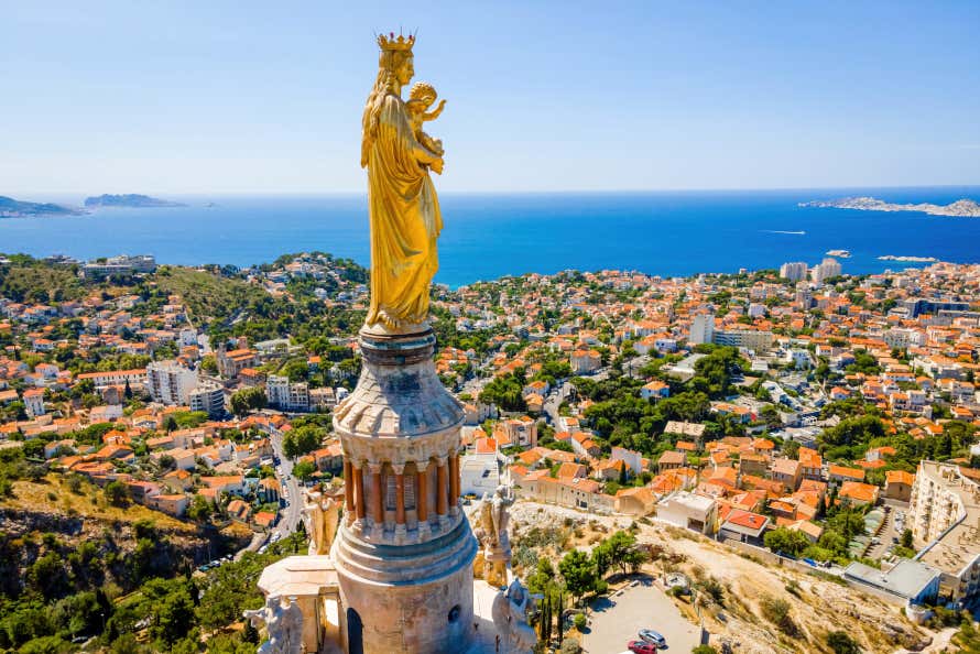 Talla dorada de la virgen de Notre-Dame de la Garde en la basílica homónima, mirando hacia el puerto de Marsella