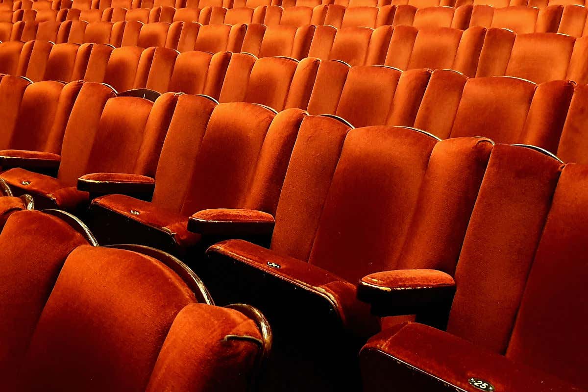 Asientos rojos de terciopelo conformando el patio de butacas de un teatro