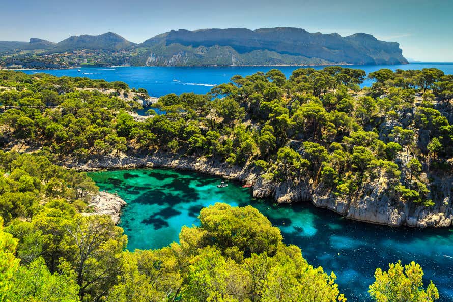 Vista área de la cala de aguas turquesas de Port Pin, en las inmediaciones de Marsella, perteneciente al Parque Nacional de Calanques