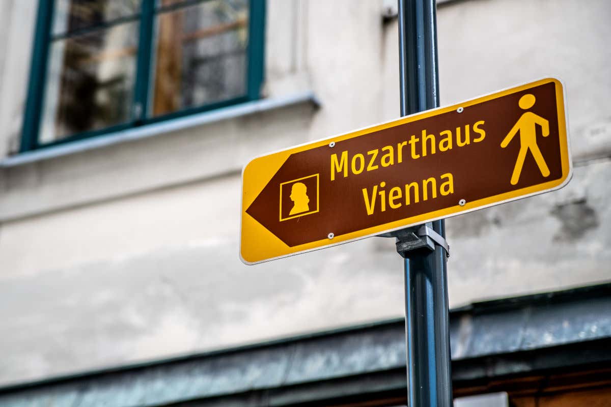 Un cartel indicativo para turistas indicando la dirección del museo Casa de Mozart en Viena