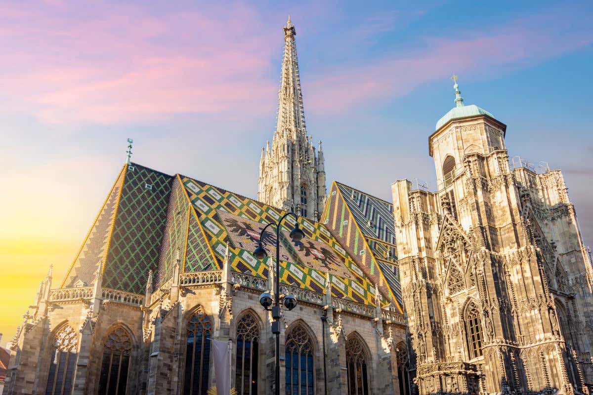 Catedral de San Esteban, una iglesia de fachada blanca y tejados con mosaicos de vivos colores