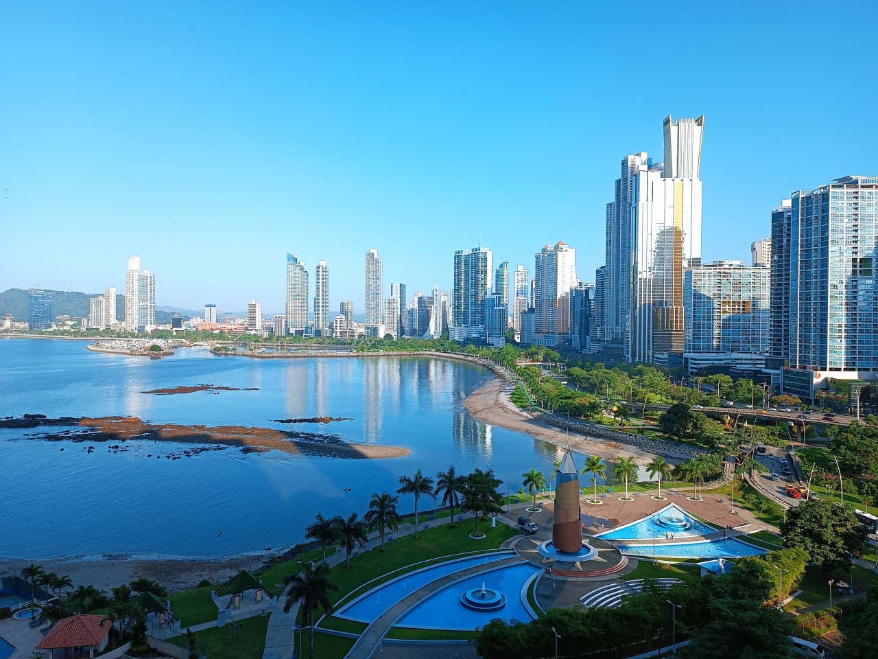 Panorámica de la bahía de Panamá junto a los edificios de la ciudad, un día soleado