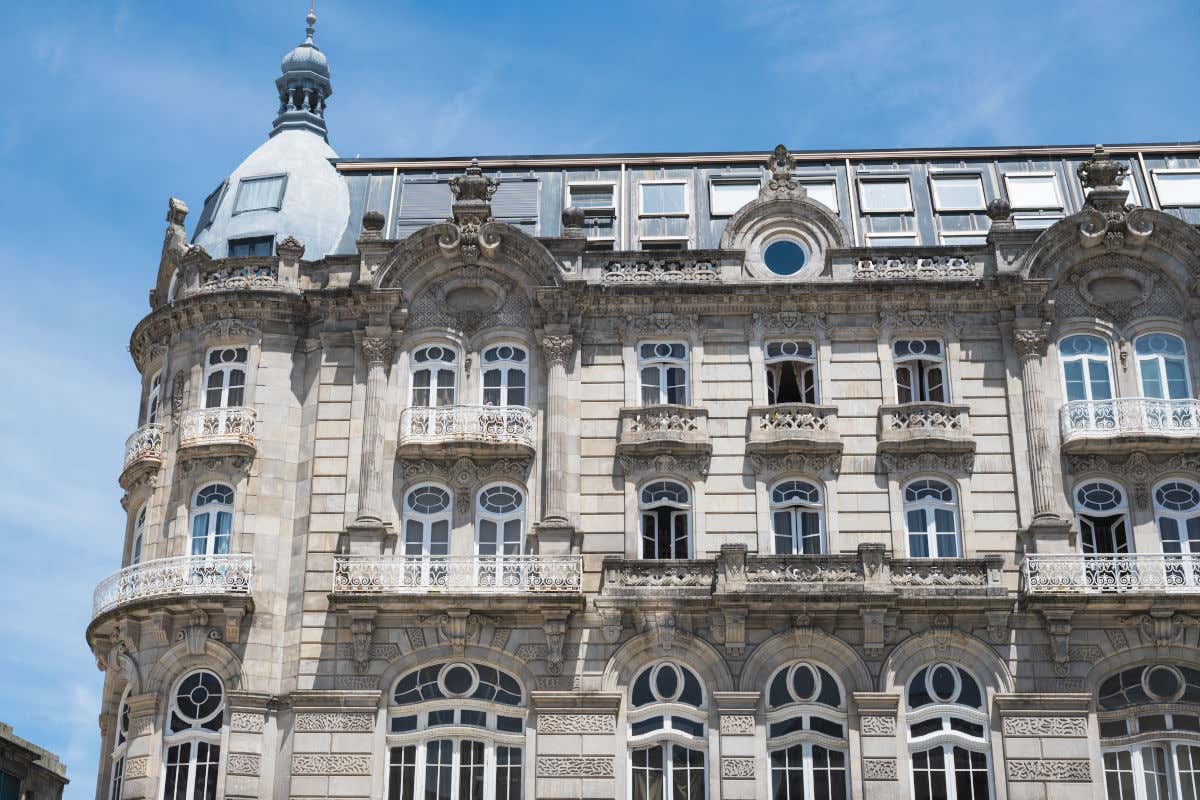 Um edifício de pedra com várias sacadas no centro histórico de Vigo