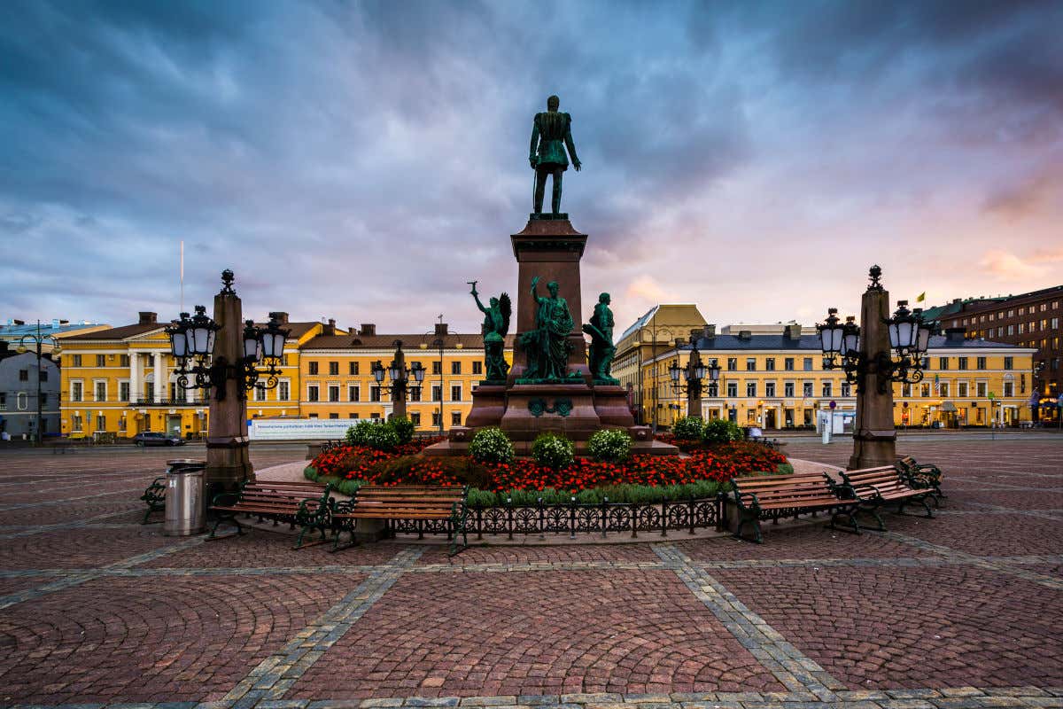 Complesso scultoreo al centro della Piazza del Senato di Helsinki e di fronte a diversi edifici gialli