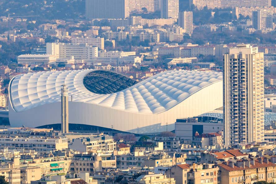 Vista aérea del Vélodrome, el estadio del Olympique de Marsella, con una torre de viviendas en su parte derecha