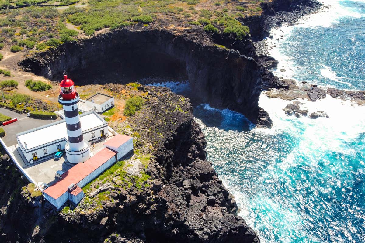 Vista aérea de un faro situado junto a unos acantilados