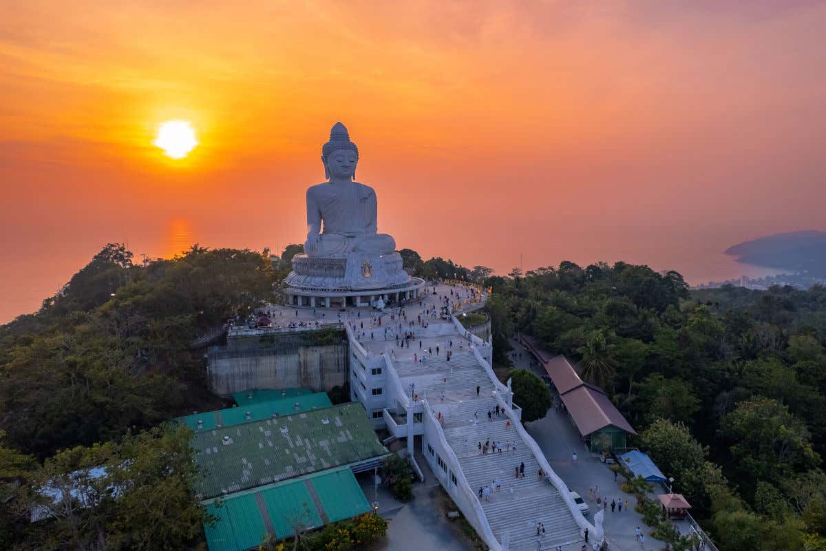 Gran Buda de Phuket, una gigantesca escultura blanca sobre una selva al atardecer