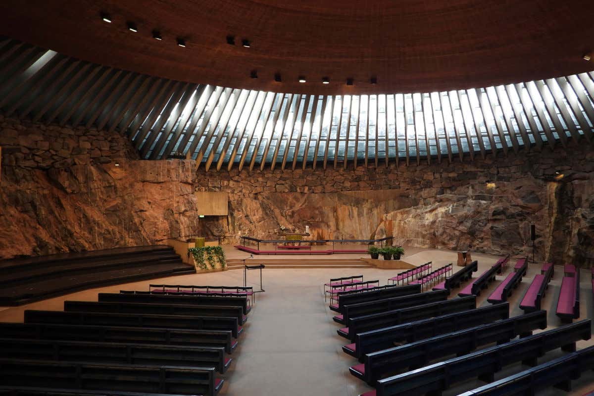 Interior de una iglesia circular cuyas paredes son todas de piedra